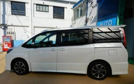 Toyota Noah III, 2017 год, 1 916 000 рублей, 21 фотография