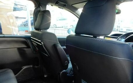 Toyota Noah III, 2017 год, 1 916 000 рублей, 30 фотография