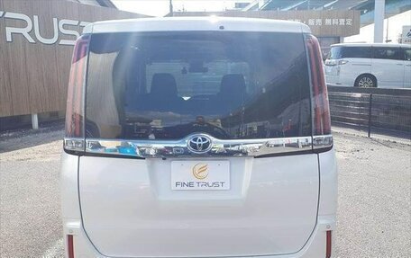 Toyota Noah III, 2017 год, 1 821 000 рублей, 10 фотография