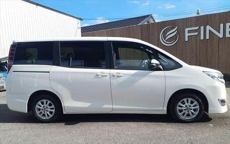Toyota Noah III, 2017 год, 1 821 000 рублей, 4 фотография