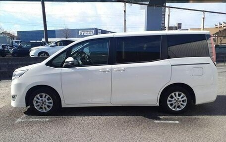 Toyota Noah III, 2017 год, 1 821 000 рублей, 9 фотография