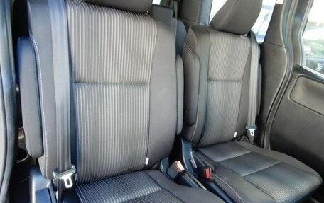Toyota Noah III, 2017 год, 1 916 000 рублей, 33 фотография