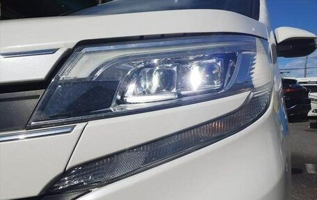 Toyota Noah III, 2017 год, 1 821 000 рублей, 25 фотография