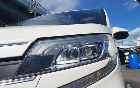 Toyota Noah III, 2017 год, 1 821 000 рублей, 19 фотография