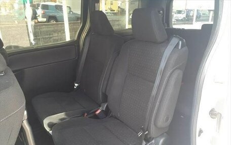 Toyota Noah III, 2017 год, 1 821 000 рублей, 17 фотография