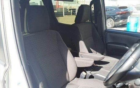 Toyota Noah III, 2017 год, 1 821 000 рублей, 14 фотография