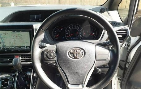 Toyota Noah III, 2017 год, 1 821 000 рублей, 16 фотография