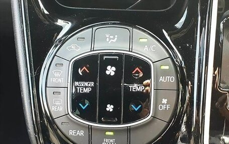 Toyota Noah III, 2017 год, 1 821 000 рублей, 29 фотография