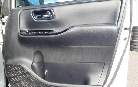 Toyota Noah III, 2017 год, 1 821 000 рублей, 31 фотография