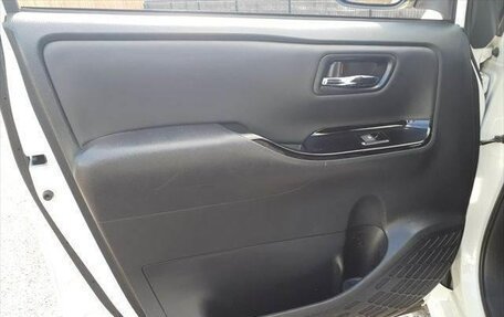 Toyota Noah III, 2017 год, 1 821 000 рублей, 40 фотография