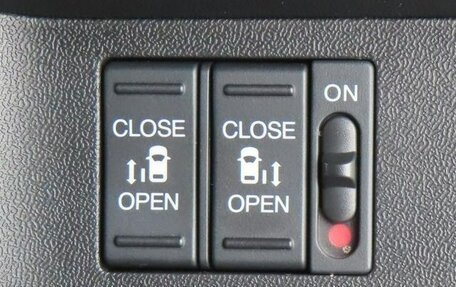 Toyota Noah III, 2017 год, 1 916 000 рублей, 7 фотография