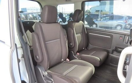 Toyota Noah III, 2017 год, 1 916 000 рублей, 13 фотография