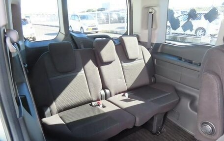 Toyota Noah III, 2017 год, 1 916 000 рублей, 18 фотография