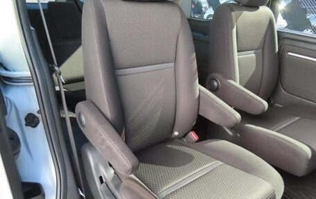 Toyota Noah III, 2017 год, 1 916 000 рублей, 15 фотография