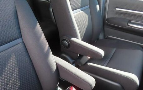 Toyota Noah III, 2017 год, 1 916 000 рублей, 12 фотография