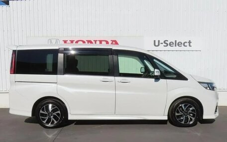 Toyota Noah III, 2017 год, 1 916 000 рублей, 14 фотография
