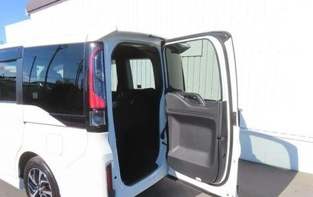 Toyota Noah III, 2017 год, 1 916 000 рублей, 22 фотография