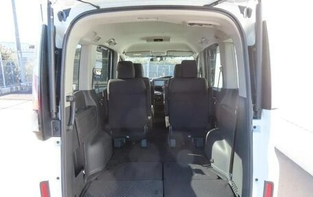 Toyota Noah III, 2017 год, 1 916 000 рублей, 19 фотография