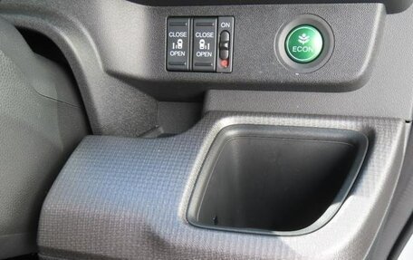 Toyota Noah III, 2017 год, 1 916 000 рублей, 33 фотография