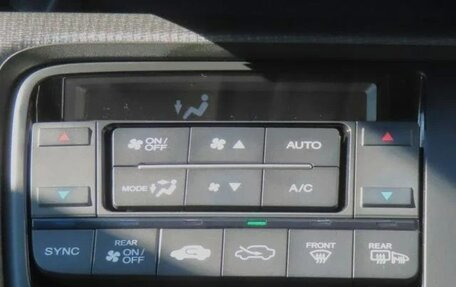 Toyota Noah III, 2017 год, 1 916 000 рублей, 32 фотография