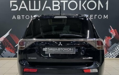 Mitsubishi Outlander III рестайлинг 3, 2014 год, 1 570 000 рублей, 5 фотография