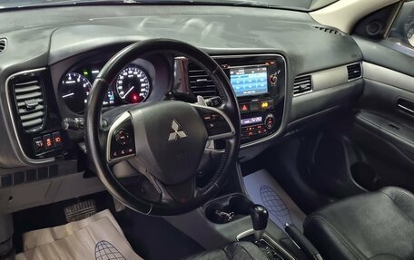 Mitsubishi Outlander III рестайлинг 3, 2014 год, 1 570 000 рублей, 10 фотография