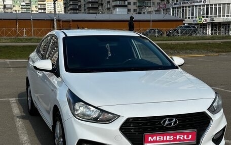 Hyundai Solaris II рестайлинг, 2017 год, 1 090 000 рублей, 1 фотография