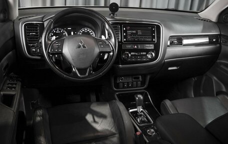Mitsubishi Outlander III рестайлинг 3, 2017 год, 2 500 000 рублей, 6 фотография