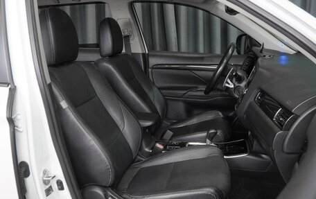 Mitsubishi Outlander III рестайлинг 3, 2017 год, 2 500 000 рублей, 8 фотография