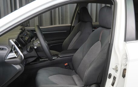 Toyota Camry, 2018 год, 2 290 000 рублей, 10 фотография