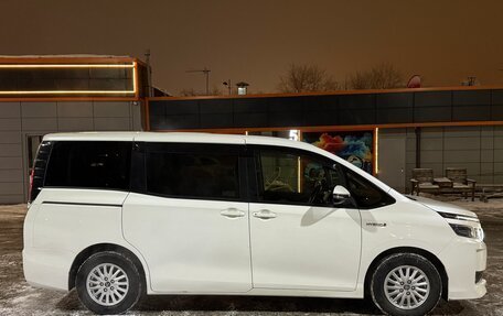 Toyota Voxy III, 2017 год, 2 000 000 рублей, 2 фотография