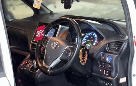 Toyota Voxy III, 2017 год, 2 000 000 рублей, 9 фотография