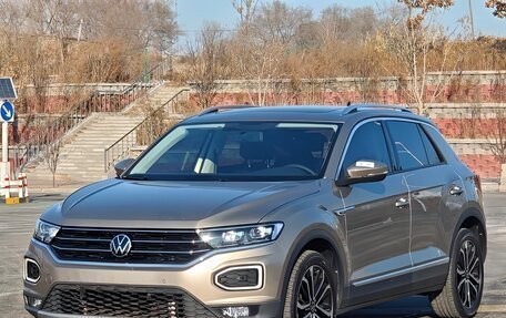 Volkswagen T-Roc I, 2023 год, 2 150 000 рублей, 2 фотография