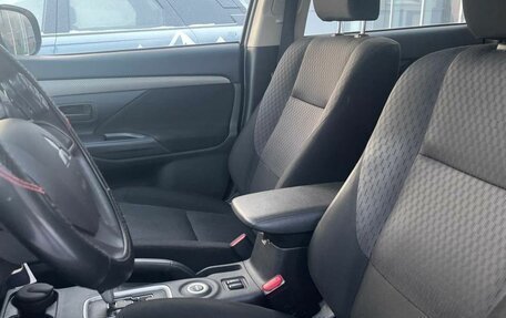 Mitsubishi Outlander III рестайлинг 3, 2014 год, 1 360 000 рублей, 9 фотография