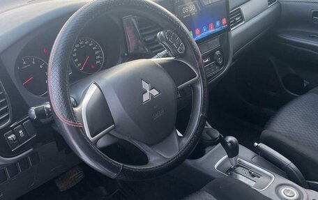 Mitsubishi Outlander III рестайлинг 3, 2014 год, 1 360 000 рублей, 10 фотография