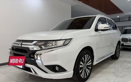 Mitsubishi Outlander III рестайлинг 3, 2022 год, 1 679 000 рублей, 3 фотография