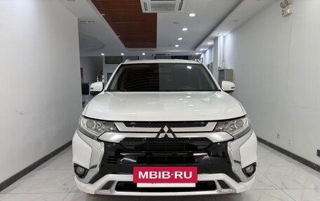 Mitsubishi Outlander III рестайлинг 3, 2022 год, 1 679 000 рублей, 2 фотография