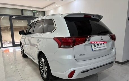 Mitsubishi Outlander III рестайлинг 3, 2022 год, 1 679 000 рублей, 4 фотография