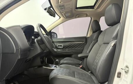 Mitsubishi Outlander III рестайлинг 3, 2022 год, 1 679 000 рублей, 7 фотография