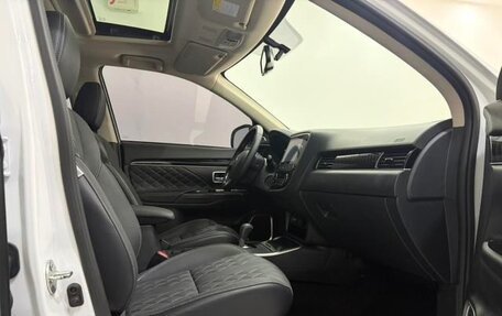 Mitsubishi Outlander III рестайлинг 3, 2022 год, 1 679 000 рублей, 14 фотография