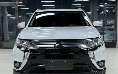 Mitsubishi Outlander III рестайлинг 3, 2022 год, 1 762 000 рублей, 2 фотография