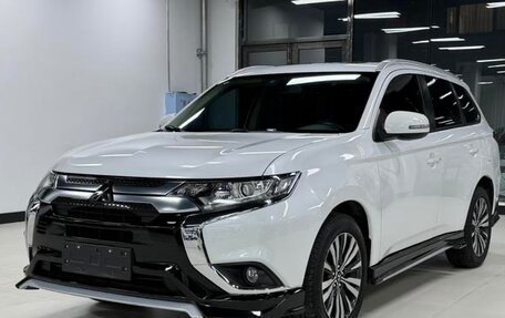 Mitsubishi Outlander III рестайлинг 3, 2022 год, 1 762 000 рублей, 3 фотография