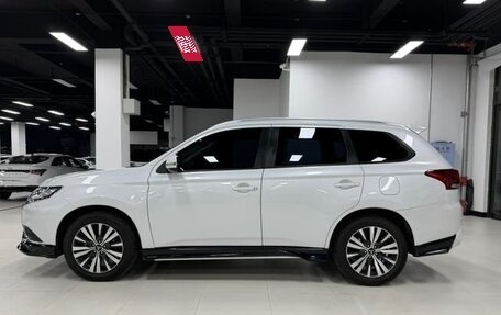 Mitsubishi Outlander III рестайлинг 3, 2022 год, 1 762 000 рублей, 4 фотография