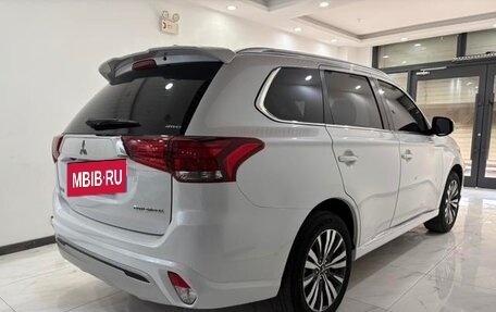 Mitsubishi Outlander III рестайлинг 3, 2022 год, 1 679 000 рублей, 6 фотография