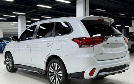 Mitsubishi Outlander III рестайлинг 3, 2022 год, 1 762 000 рублей, 5 фотография