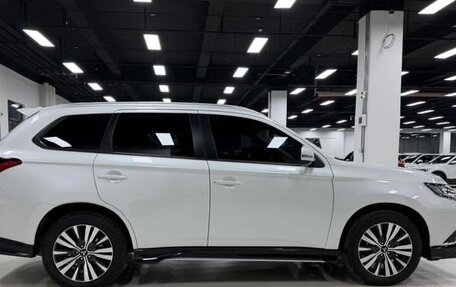 Mitsubishi Outlander III рестайлинг 3, 2022 год, 1 762 000 рублей, 8 фотография