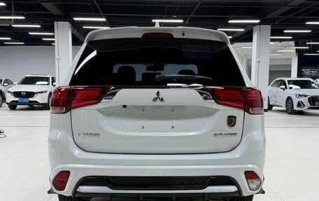 Mitsubishi Outlander III рестайлинг 3, 2022 год, 1 762 000 рублей, 6 фотография