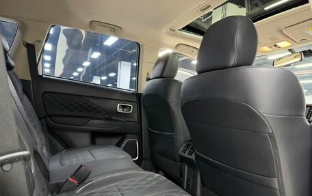 Mitsubishi Outlander III рестайлинг 3, 2022 год, 1 762 000 рублей, 16 фотография