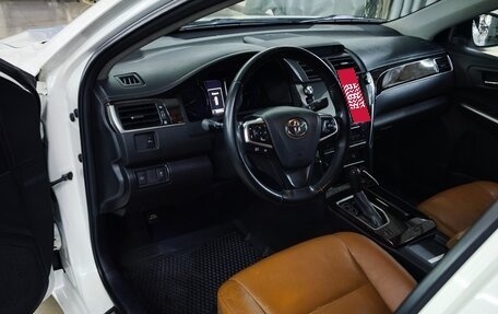 Toyota Camry, 2017 год, 1 950 000 рублей, 6 фотография