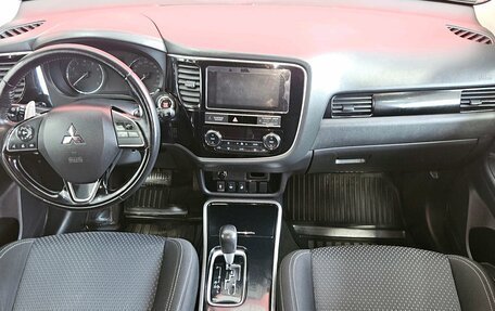 Mitsubishi Outlander III рестайлинг 3, 2019 год, 2 049 000 рублей, 9 фотография